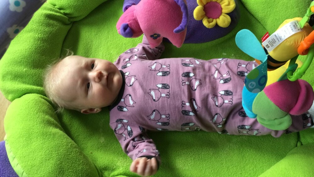 Mina koser seg på gulvet på babygymen og har sin daglige samtale med den rosa grisen. Foto: Privat Mina koser seg på gulvet på babygymen og har sin daglige samtale med den rosa grisen. Foto: Privat
