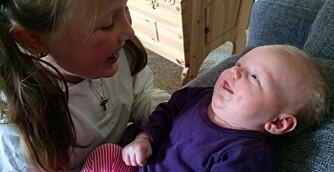 Mina har det moro med storesøster Hannah-Emilie. Foto: privat Mina har det moro med storesøster Hannah-Emilie. Foto: privat