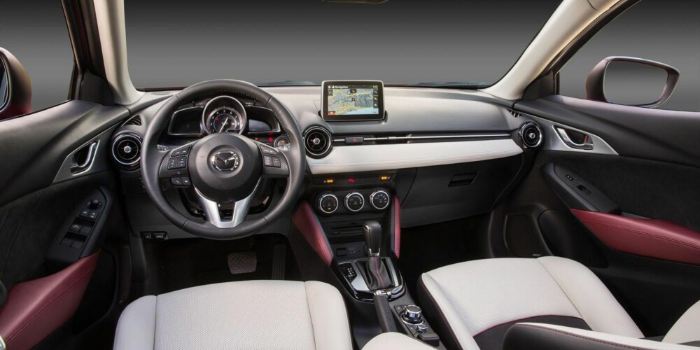 RYDDIG OG ORDENTLIG: Førermiljøet minner om Mazda 3 og er helt klart dratt i en sportslig retning. Vi synes det ser tøft ut. RYDDIG OG ORDENTLIG: Førermiljøet minner om Mazda 3 og er helt klart dratt i en sportslig retning. Vi synes det ser tøft ut.