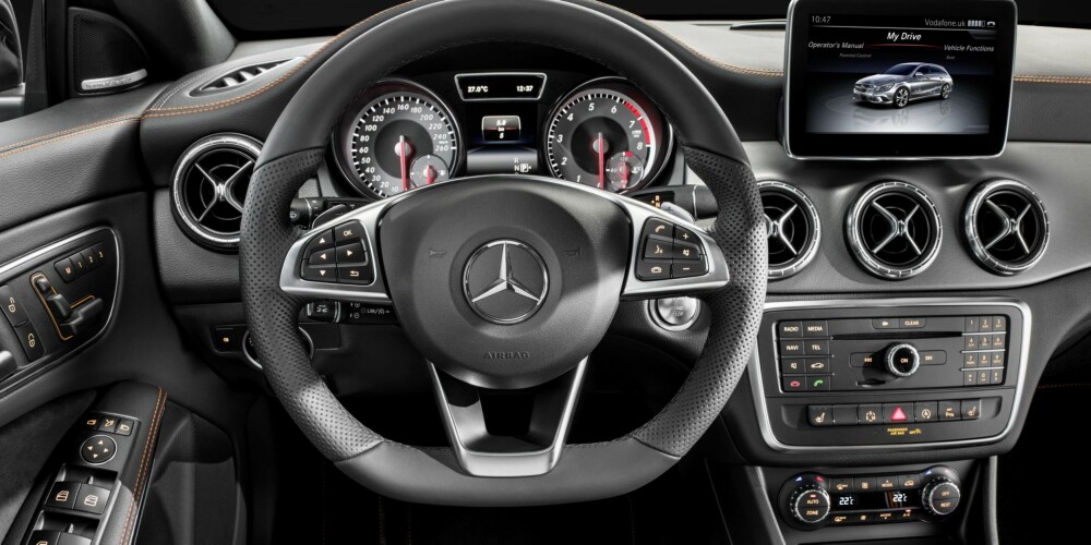 KJENT: De som har sittet i en vanlig CLA, en A-klasse eller en GLA, vil kjenne igjen dashbordet i CLA Shooting Brake. FOTO: Mercedese-Benz KJENT: De som har sittet i en vanlig CLA, en A-klasse eller en GLA, vil kjenne igjen dashbordet i CLA Shooting Brake. FOTO: Mercedese-Benz