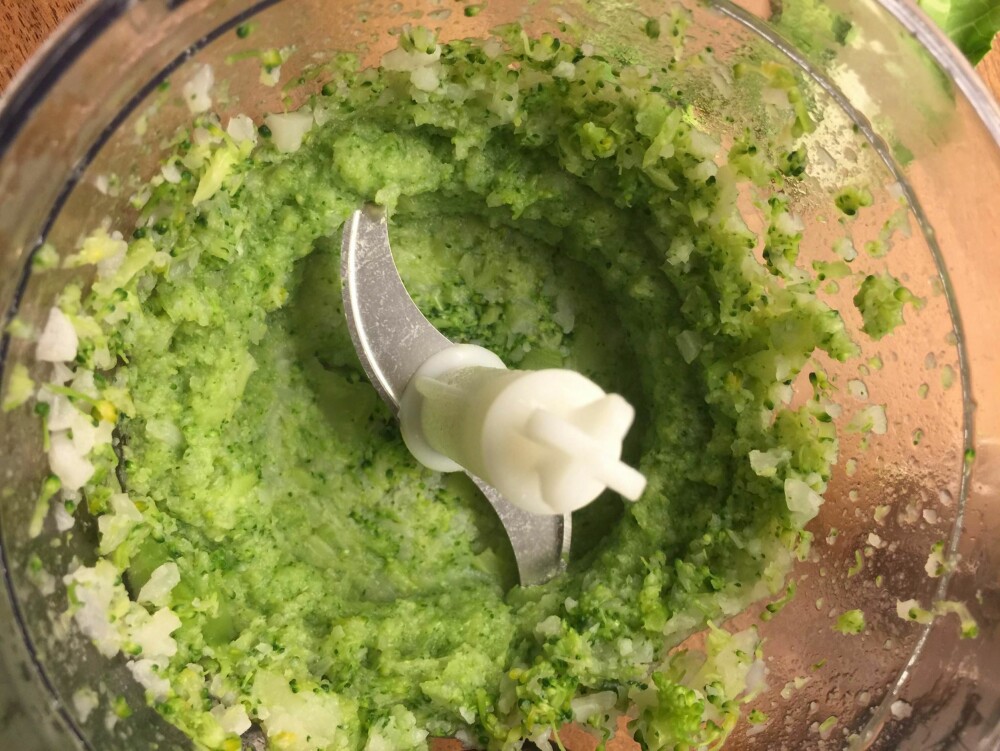 MOS: Blomkål og brokkoli på vei til å bli pizzabunn. MOS: Blomkål og brokkoli på vei til å bli pizzabunn.