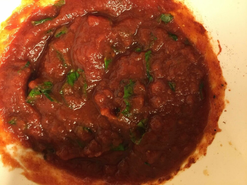 HJEMMELAGET PIZZASAUS: Med overraskelseskrydder. HJEMMELAGET PIZZASAUS: Med overraskelseskrydder.