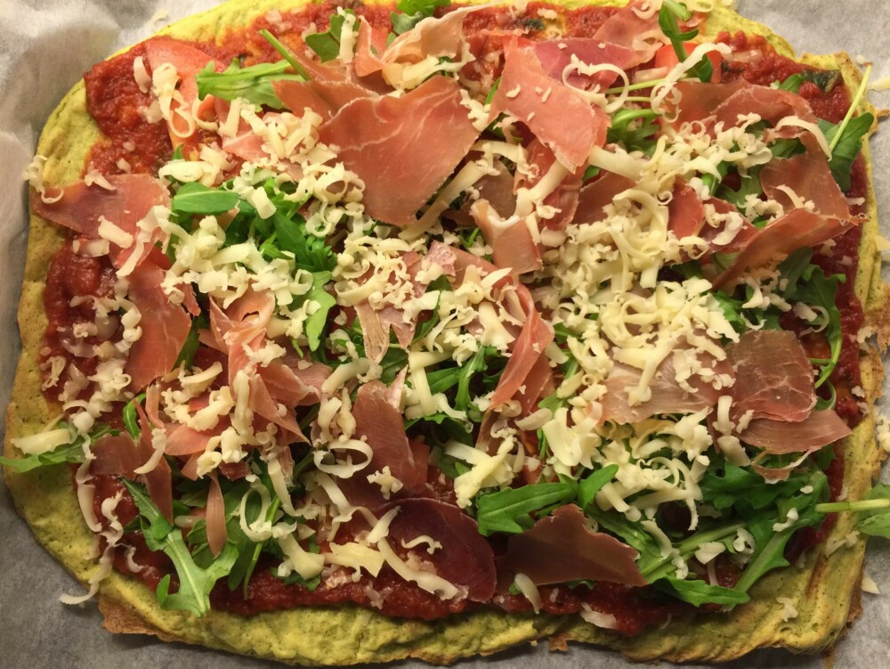 PÅ TOPPEN: Den grønne pizzabunnen fikk selskap avserranoskinke, ruccola, tomat og ost. PÅ TOPPEN: Den grønne pizzabunnen fikk selskap avserranoskinke, ruccola, tomat og ost.