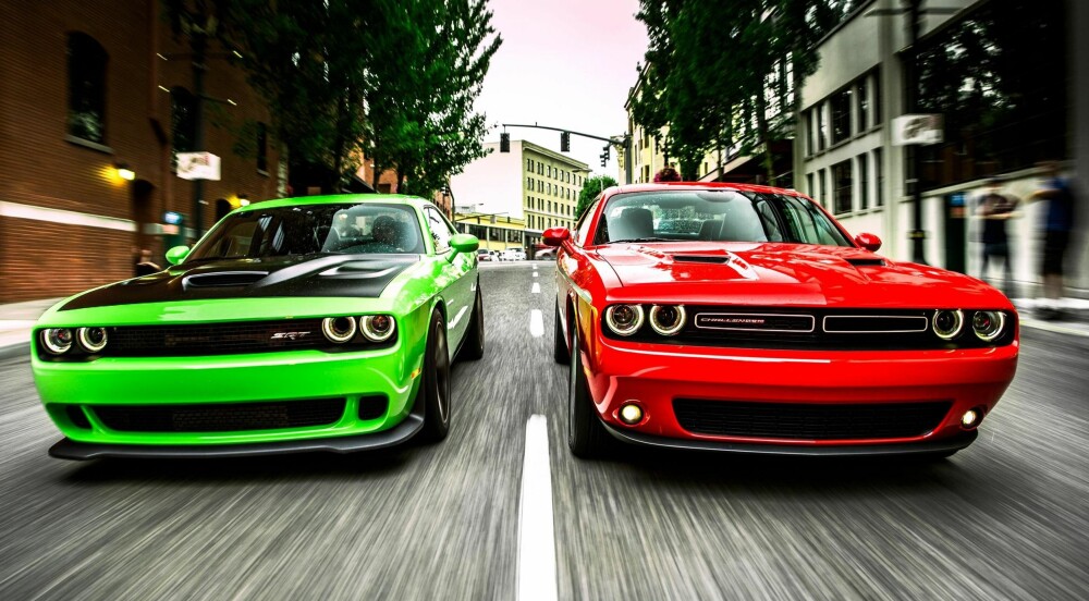 Dodge Challenger og Dodge Challenger SRT (t.v.) FOTO: Produsent Dodge Challenger og Dodge Challenger SRT (t.v.) FOTO: Produsent