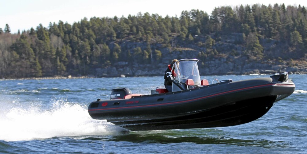 RASK: Tempest 700 gjør 45 knop med firesylindret motor på 175 hk. Med 200-hesters seksylindret motor gjør den 50 knop, men da blir den også en del tyngre. RASK: Tempest 700 gjør 45 knop med firesylindret motor på 175 hk. Med 200-hesters seksylindret motor gjør den 50 knop, men da blir den også en del tyngre.