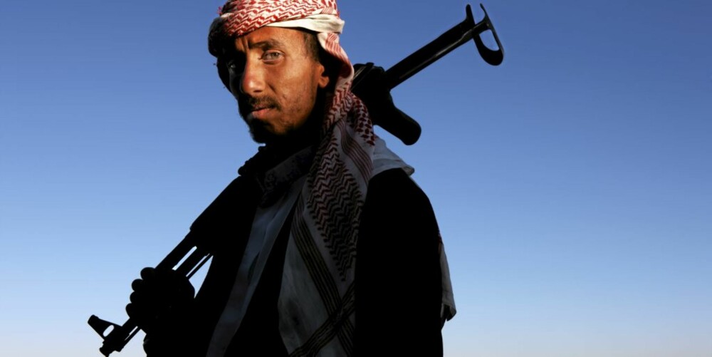 KIDNAPPER? Ikke godt å si, men dette er en av de beryktede ørkenkarene, som min tolk hevder står for de aller fleste kidnappingene i Jemen. Jeg møtte han i byen Maghreb, tok et par bilder av ham, ga ham et par postkort fra Norge, så forsvant han tilbake til sin ørkenlandsby igjen. Hvorvidt det er ørkenfolket, som står bak bortføringen og drapet av ni utlendinger i juni i år, strides det litt om. Området de drepte ble funnet i, like ved byen el-Nashour, nordvest i landet, skal være brukt som skjulested for Al-Qaida. En lokal stammeleder sier ifølge AP at det var Al-Qaida sto bak drapene. KIDNAPPER? Ikke godt å si, men dette er en av de beryktede ørkenkarene, som min tolk hevder står for de aller fleste kidnappingene i Jemen. Jeg møtte han i byen Maghreb, tok et par bilder av ham, ga ham et par postkort fra Norge, så forsvant han tilbake til sin ørkenlandsby igjen. Hvorvidt det er ørkenfolket, som står bak bortføringen og drapet av ni utlendinger i juni i år, strides det litt om. Området de drepte ble funnet i, like ved byen el-Nashour, nordvest i landet, skal være brukt som skjulested for Al-Qaida. En lokal stammeleder sier ifølge AP at det var Al-Qaida sto bak drapene.