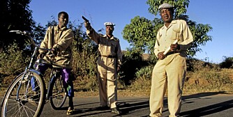 FULLE POLITIFOLK MED VÅPEN: Nei, jeg er ikke så glad i det. Under mitt besøk på Madagaskar i 1997 ble jeg stoppet på en øde landevei av disse to fulle betjentene. Når de begynte å dra fram pistolen og fyre av noen skudd i lufta, var jeg ikke særlig høy i hatten. Heldigvis ville de bare kjekke seg. Jeg tok et par bilder og kom meg unna. FULLE POLITIFOLK MED VÅPEN: Nei, jeg er ikke så glad i det. Under mitt besøk på Madagaskar i 1997 ble jeg stoppet på en øde landevei av disse to fulle betjentene. Når de begynte å dra fram pistolen og fyre av noen skudd i lufta, var jeg ikke særlig høy i hatten. Heldigvis ville de bare kjekke seg. Jeg tok et par bilder og kom meg unna.