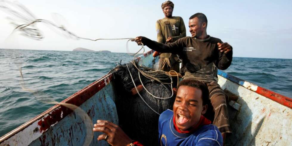 HIV OG HOI: Sayid i midten og hans menn trives på havet, men de er bekymret for pirater. Alt for mange av deres fiskerkolleger er blitt drept av somaliske pirater. HIV OG HOI: Sayid i midten og hans menn trives på havet, men de er bekymret for pirater. Alt for mange av deres fiskerkolleger er blitt drept av somaliske pirater.