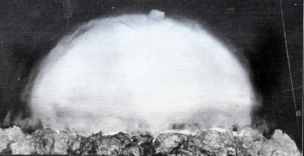 VERDENS FØRSTE ATOMBOMBE: Soppen er velkjent. Temparaturen midt i ildkula var 8154 grader. Det er likevel lite i forhold til de senere atombombeforsøkene. Her er temperaturer på flere millioner grader celcius målt. VERDENS FØRSTE ATOMBOMBE: Soppen er velkjent. Temparaturen midt i ildkula var 8154 grader. Det er likevel lite i forhold til de senere atombombeforsøkene. Her er temperaturer på flere millioner grader celcius målt.