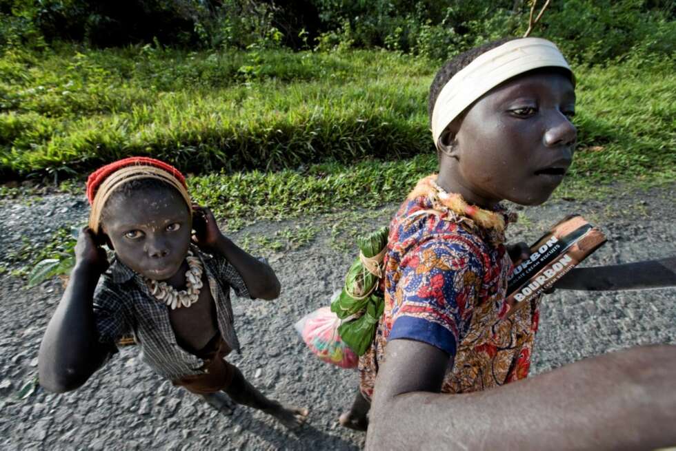 IKKE MAT: To unge jarawaer tigger mat fra bussen jeg sitter i. Men det er forbudt å "mate" de innfødte. IKKE MAT: To unge jarawaer tigger mat fra bussen jeg sitter i. Men det er forbudt å "mate" de innfødte.