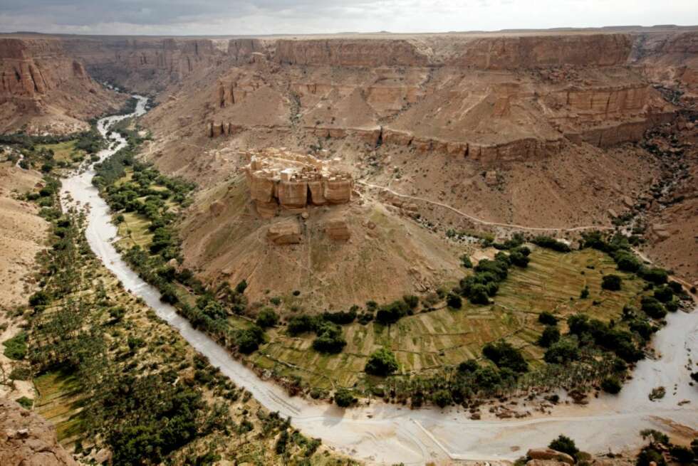 GAMLE ARABIA: Landsbyen Al-Jazeel, 20 små hus på en klippe, noen mil sør for bin Ladens landsby. GAMLE ARABIA: Landsbyen Al-Jazeel, 20 små hus på en klippe, noen mil sør for bin Ladens landsby.