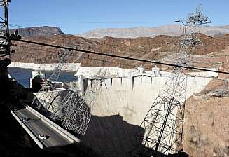 POPULÆR DEMNING: En millkion turister vaøfarter ti lHOover Dam hvert år. POPULÆR DEMNING: En millkion turister vaøfarter ti lHOover Dam hvert år.