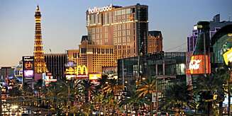 KUNSTIG VERDEN: Las Vegas` titusenstalls luftkjølingsanlegg går på full guffe, hotellene er stappet av spillegale, og gatene er preget av neonlys og falkse soler. KUNSTIG VERDEN: Las Vegas` titusenstalls luftkjølingsanlegg går på full guffe, hotellene er stappet av spillegale, og gatene er preget av neonlys og falkse soler.