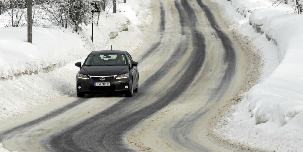 GOD PÅ SNØ: Vektfordelingen gir Lexus CT200h gøyale veiegenskaper på glatt føre. GOD PÅ SNØ: Vektfordelingen gir Lexus CT200h gøyale veiegenskaper på glatt føre.