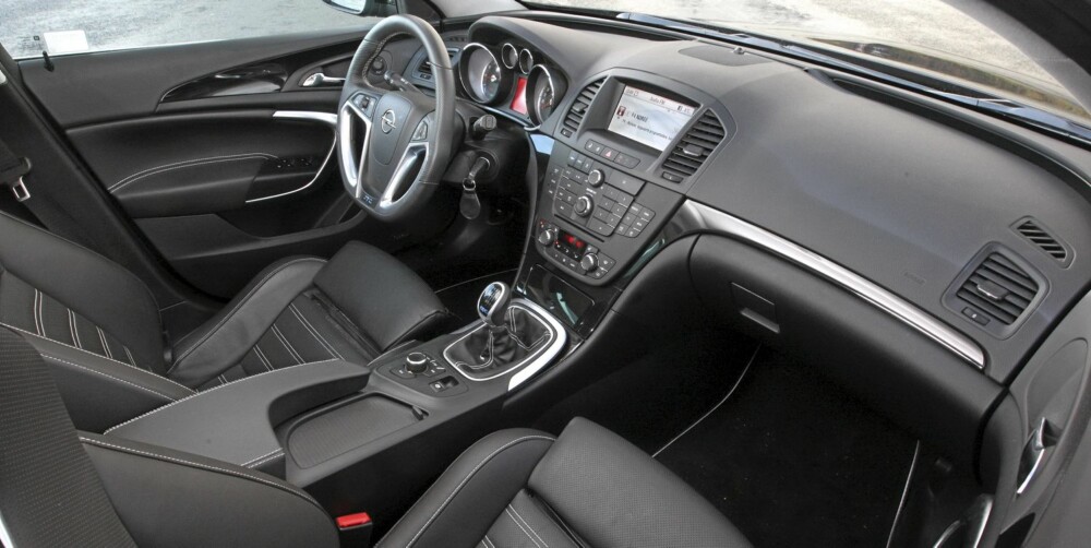 PÅKOSTET: I testbilen finnes det meste av det beste opel kan by på av utstyr. Legg merke til sportssetene fra Recaro. PÅKOSTET: I testbilen finnes det meste av det beste opel kan by på av utstyr. Legg merke til sportssetene fra Recaro.
