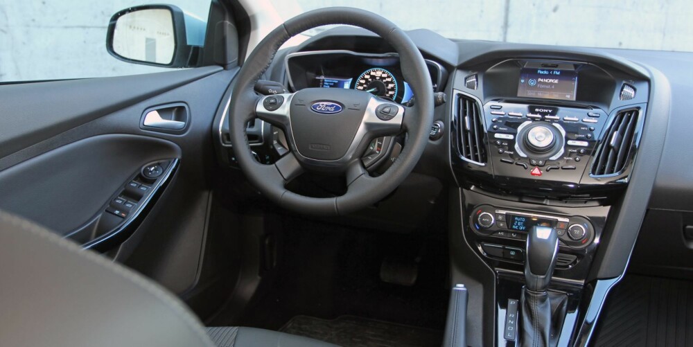 BÅDE OG: Sittestilling, ergonomi og komfort er helt topp i Focus Electric, men vi skulle gjerne sett at Ford ryddet opp i knappefloraen og gjorde systemet enklere i bruk. BÅDE OG: Sittestilling, ergonomi og komfort er helt topp i Focus Electric, men vi skulle gjerne sett at Ford ryddet opp i knappefloraen og gjorde systemet enklere i bruk.