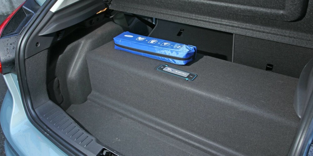 TYVEN: Ford har valgt å legge batteripakken i bagasjerommet isteden for under bilen. Det stjeler verdifull plass i bagasjerommet og lager en kjempeterskel dersom du legger ned bakseteryggen. TYVEN: Ford har valgt å legge batteripakken i bagasjerommet isteden for under bilen. Det stjeler verdifull plass i bagasjerommet og lager en kjempeterskel dersom du legger ned bakseteryggen.