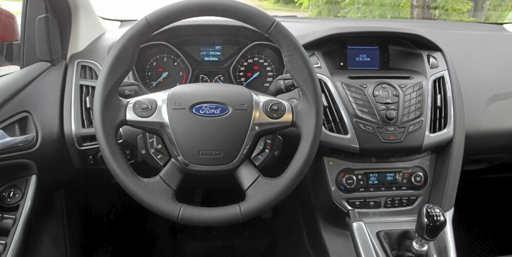 BEDRING: Den nye Ford Focus har en bedre opplevd kvalitet enn forrige utgave. De mange knappene på rattet (ekstrautstyr) krever litt tilvenning. FOTO: Terje Bjørnsen BEDRING: Den nye Ford Focus har en bedre opplevd kvalitet enn forrige utgave. De mange knappene på rattet (ekstrautstyr) krever litt tilvenning. FOTO: Terje Bjørnsen