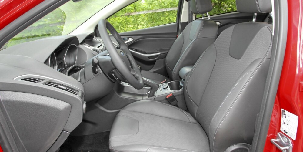 KOMFORTABEL: Ford Focus greier å forene gode kjøreegenskaper med komfort. Et smidig understell og gode forseter er viktige årsaker til det. FOTO: Terje Bjørnsen KOMFORTABEL: Ford Focus greier å forene gode kjøreegenskaper med komfort. Et smidig understell og gode forseter er viktige årsaker til det. FOTO: Terje Bjørnsen
