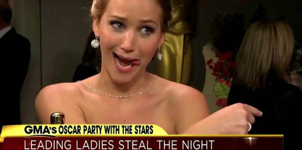 MENNESKELIG Å FEILE: Jennifer Lawrence er brilijant, selv om hun ikke er helt feilfri - noe hun beviste da hun klarte å tryne på vei opp trappen for å motta Oscar-statuetten i 2013. MENNESKELIG Å FEILE: Jennifer Lawrence er brilijant, selv om hun ikke er helt feilfri - noe hun beviste da hun klarte å tryne på vei opp trappen for å motta Oscar-statuetten i 2013.