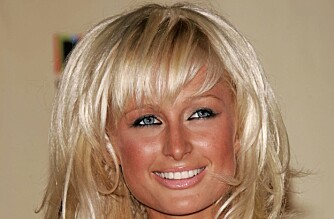 TETTSITTENDE: Paris Hilton har det vi kaller tettsittende øyne. Her understreker hun øynenes plassering ved å legge mørk kajal innerst i øyekroken. TETTSITTENDE: Paris Hilton har det vi kaller tettsittende øyne. Her understreker hun øynenes plassering ved å legge mørk kajal innerst i øyekroken.