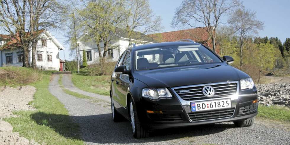 BEST PÅ LANDET: Ved ren bykjøring trekker Passat BlueMotion fortsatt mye diesel, men på turer over en mil må du jobbe hardt for å bruke over halvliteren. BEST PÅ LANDET: Ved ren bykjøring trekker Passat BlueMotion fortsatt mye diesel, men på turer over en mil må du jobbe hardt for å bruke over halvliteren.