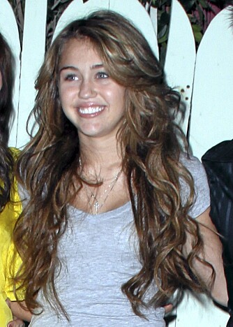 HAIR EXTENSION: Miley Cyrus har akkurat fått satt på hair extensions på dette bildet. HAIR EXTENSION: Miley Cyrus har akkurat fått satt på hair extensions på dette bildet.