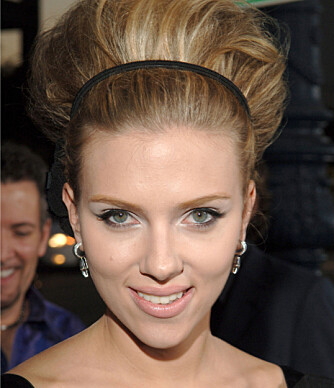 60-TALLS: Scarlett Johansson med tupert hår. 60-TALLS: Scarlett Johansson med tupert hår.