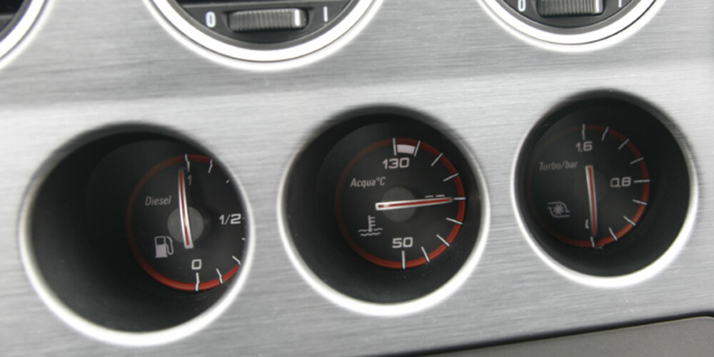 Den dieselmotoriserte bilen har til og med en turbotrykksmåler i midtkonsollen, og det er stas. Den dieselmotoriserte bilen har til og med en turbotrykksmåler i midtkonsollen, og det er stas.
