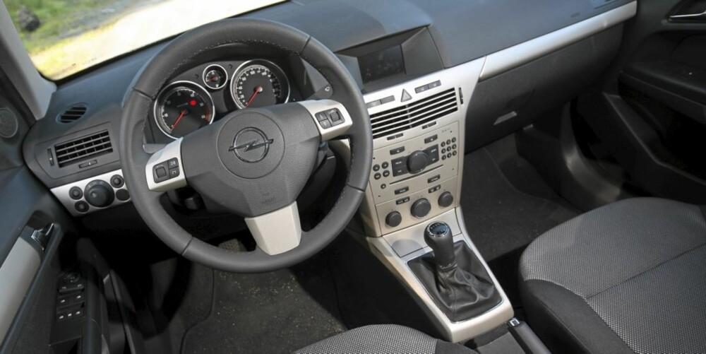 HELT ÅLREIT: Førermiljøet er traust, men ergonomien er fin, og det hele er oversiktlig. Dessuten er det billig å fylle bilen med ekstrautstyr. HELT ÅLREIT: Førermiljøet er traust, men ergonomien er fin, og det hele er oversiktlig. Dessuten er det billig å fylle bilen med ekstrautstyr.