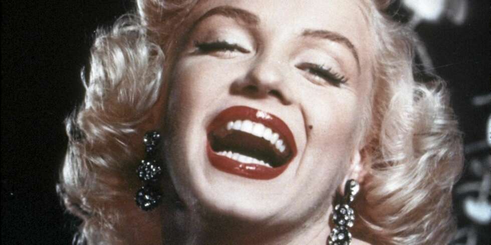 MARILYN MONROE: Marilyn er egentlig brunette, men bleket håret jevnlig platinablondt og sminket seg klassisk 50-talls med knekk i bryn, kraftig eyeliner og sexy røde lepper. MARILYN MONROE: Marilyn er egentlig brunette, men bleket håret jevnlig platinablondt og sminket seg klassisk 50-talls med knekk i bryn, kraftig eyeliner og sexy røde lepper.