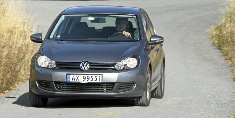 KJØRER BRA: VW Golf gir en tvers igjennom pålitelig kjørefølelse, der du hele tiden har god kontakt med hva som skjer under hjulene. KJØRER BRA: VW Golf gir en tvers igjennom pålitelig kjørefølelse, der du hele tiden har god kontakt med hva som skjer under hjulene.