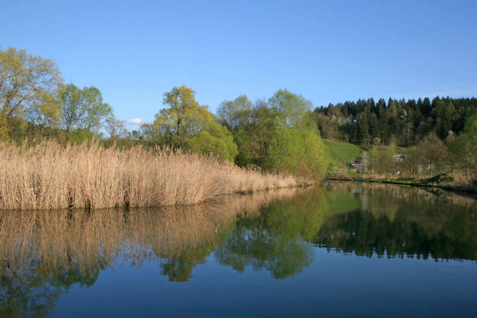 TRE LIKE DELER: Her danner vannet forgrunnen, landskapet mellomgrunnen og himmelen bakgrunnen. De har fått tilnærmet like stor plass, og danner en harmonisk treenighet. TRE LIKE DELER: Her danner vannet forgrunnen, landskapet mellomgrunnen og himmelen bakgrunnen. De har fått tilnærmet like stor plass, og danner en harmonisk treenighet.