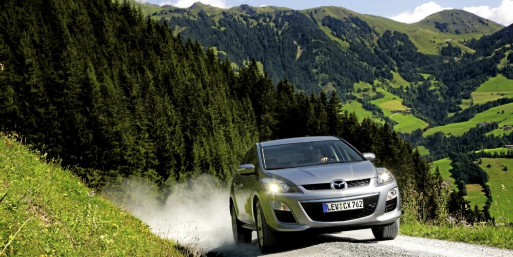 4 X 4: Firehjulsdriftssystemet består av en elektronisk styrt kobling som kan sende inntil halvparten av kreftene til bakhjulene ved behov. 4 X 4: Firehjulsdriftssystemet består av en elektronisk styrt kobling som kan sende inntil halvparten av kreftene til bakhjulene ved behov.