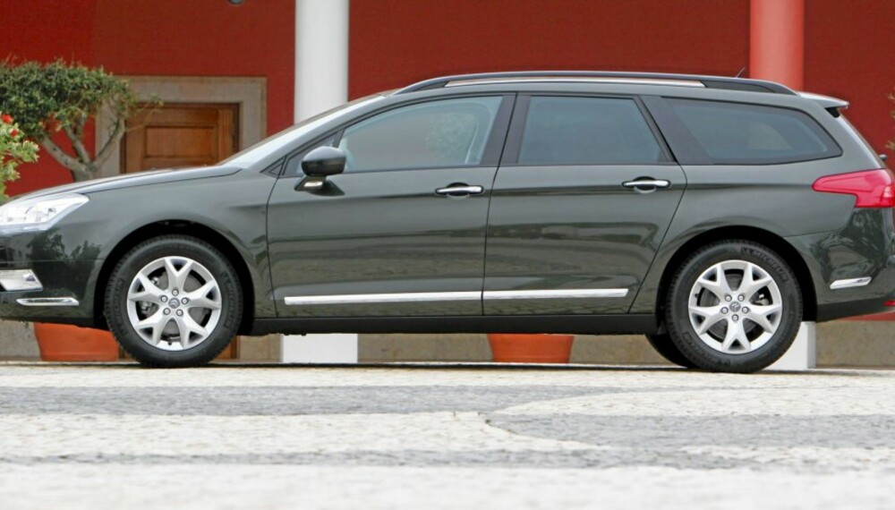 C5 TOURER: Det er linjer i denne bilen som vekker andre følelser enn når du ser naboens bil. C5 TOURER: Det er linjer i denne bilen som vekker andre følelser enn når du ser naboens bil.