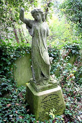 SPESIELT: Highgate Cemetery er en privat kirkegård i London som ble åpnet tidlig i det 19. århundre. Ta turen neste gang du er i storbyen - det er spesielt å vandre mellom de snart 200 år gamle gravene. SPESIELT: Highgate Cemetery er en privat kirkegård i London som ble åpnet tidlig i det 19. århundre. Ta turen neste gang du er i storbyen - det er spesielt å vandre mellom de snart 200 år gamle gravene.