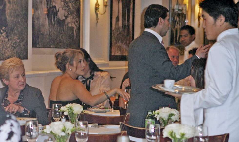 JENNIFER LOPEZ: Jennifer Lopez spiser her lunsj på restauranten Nello i New York. JENNIFER LOPEZ: Jennifer Lopez spiser her lunsj på restauranten Nello i New York.