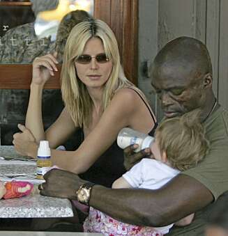 KLUM OG SEAL: Heidi Klum og ektemannen Seal spiser lunsj i New York. KLUM OG SEAL: Heidi Klum og ektemannen Seal spiser lunsj i New York.