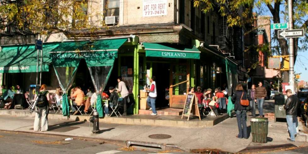 ESPERANTO: Sjarmerende latinosjappe i East Village. I helgene yrer det av liv her. ESPERANTO: Sjarmerende latinosjappe i East Village. I helgene yrer det av liv her.