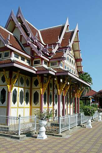 TOGSTASJONEN i Hua Hin minner mest om Pippi Langstrømpes Villa Villekulla. En av Thailands eldste stasjoner — med eget venteværelse for de kongelige. Luksustoget Orientekspressen som går mellom Singapore og Bangkok, stopper her. TOGSTASJONEN i Hua Hin minner mest om Pippi Langstrømpes Villa Villekulla. En av Thailands eldste stasjoner — med eget venteværelse for de kongelige. Luksustoget Orientekspressen som går mellom Singapore og Bangkok, stopper her.