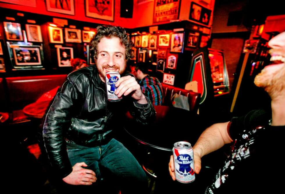 I BOKS: Johnny Corbin (til venstre) og Ken Cushen mener pilsen smaker best hos rockeren Dick Manitoba på Avenue B. I BOKS: Johnny Corbin (til venstre) og Ken Cushen mener pilsen smaker best hos rockeren Dick Manitoba på Avenue B.