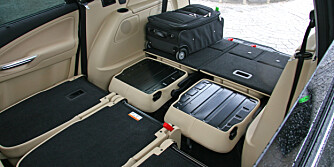 Ford Galaxy med en galakse av plass. Ford Galaxy med en galakse av plass.