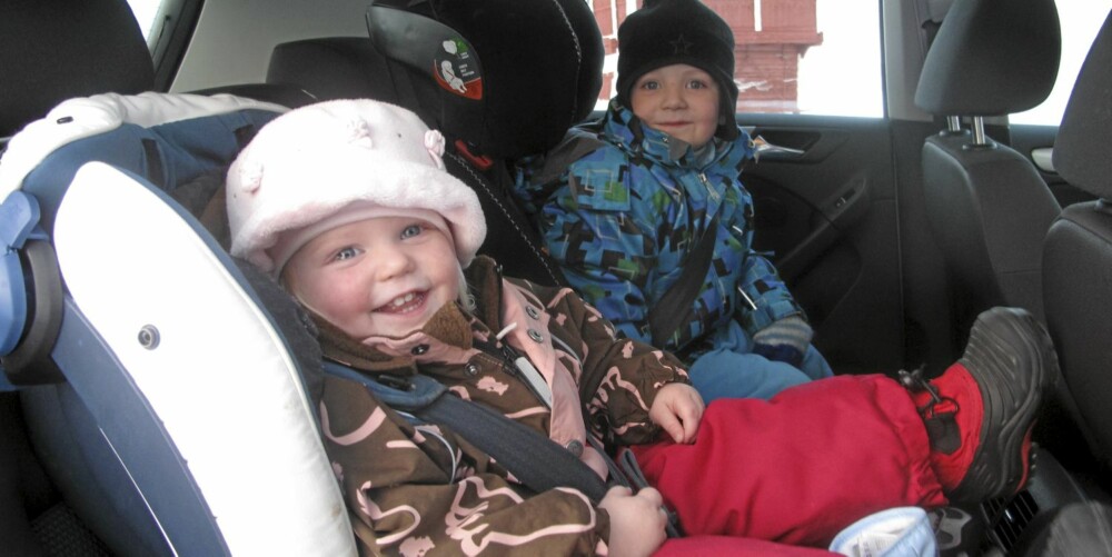 LITEN FAMILIEBIL: Silje på halvannet og Sindre på fire og et halvt liker seg godt i Golf. Det samme gjør foreldrene; det er lett å få barneseter og barn ut og inn av bilen, og bagasjerommet er stort nok til de daglige gjøremål. LITEN FAMILIEBIL: Silje på halvannet og Sindre på fire og et halvt liker seg godt i Golf. Det samme gjør foreldrene; det er lett å få barneseter og barn ut og inn av bilen, og bagasjerommet er stort nok til de daglige gjøremål.