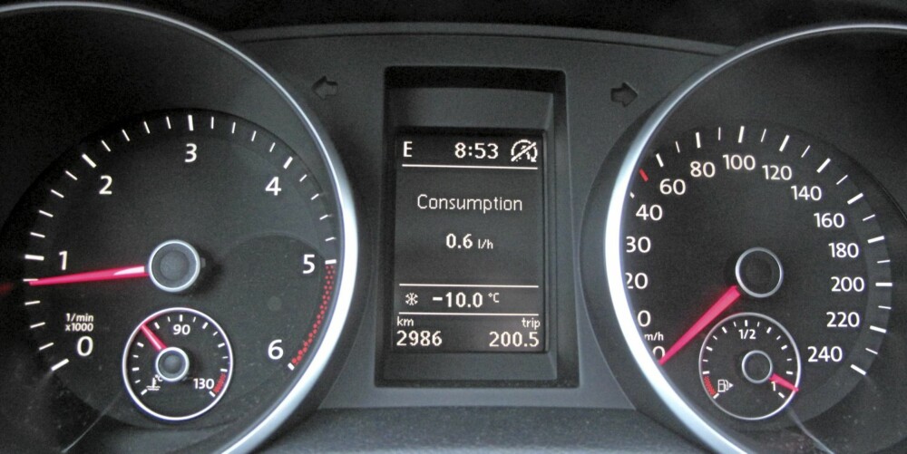 0,6 LITER/TIME: Golf BlueMotion har start-stopp-funksjon. Men du skal sannelig stå lenge i kø før den har noen særlig innvirkning på forbruket. 0,6 LITER/TIME: Golf BlueMotion har start-stopp-funksjon. Men du skal sannelig stå lenge i kø før den har noen særlig innvirkning på forbruket.