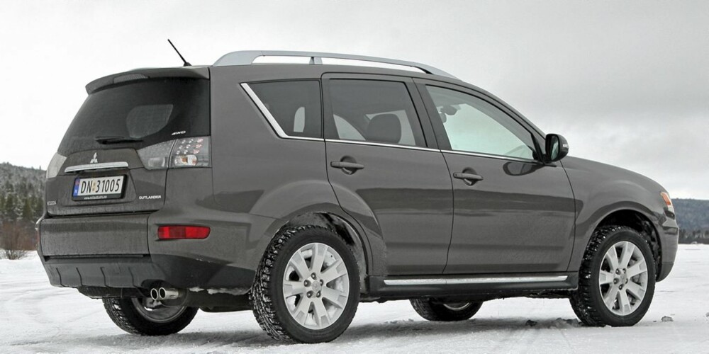 PYNTET: Om ansiktsløftningen er pen, skal ikke vi vurdere. Mitsubishi Outlander er i hvert fall en bil som skiller seg fra mengden. PYNTET: Om ansiktsløftningen er pen, skal ikke vi vurdere. Mitsubishi Outlander er i hvert fall en bil som skiller seg fra mengden.
