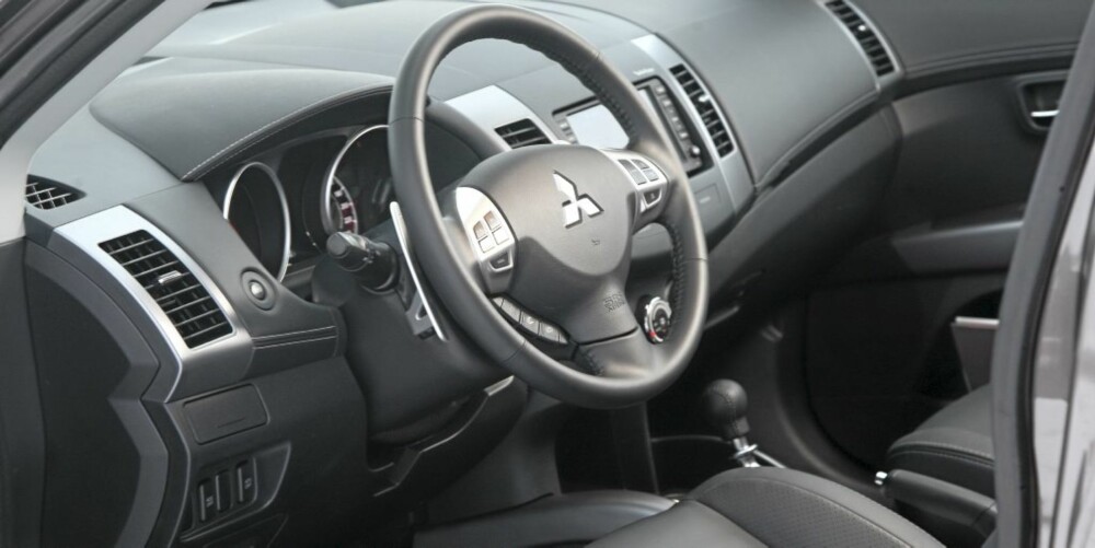 ENKELT: Førermiljøet i Mitsubishi Outlander er enkelt og oversiktlig. Men manglende dybdejustering av rattet ødelegger mye. ENKELT: Førermiljøet i Mitsubishi Outlander er enkelt og oversiktlig. Men manglende dybdejustering av rattet ødelegger mye.