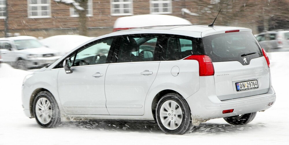 RYDDIG: Peugeot 5008 er en ryddig bil på veien. Den finner ikke på noen sprell, selv om understellet gjerne kunne taklet de brå ujevnhetene bedre. RYDDIG: Peugeot 5008 er en ryddig bil på veien. Den finner ikke på noen sprell, selv om understellet gjerne kunne taklet de brå ujevnhetene bedre.