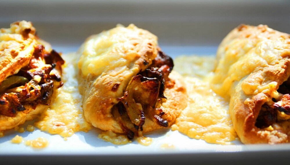 OPPSKRIFT PÅ EMPANADAS: Empanadas er nydelige, små godbiter med varmende, godt krydder. Disse er gratinerte. OPPSKRIFT PÅ EMPANADAS: Empanadas er nydelige, små godbiter med varmende, godt krydder. Disse er gratinerte.