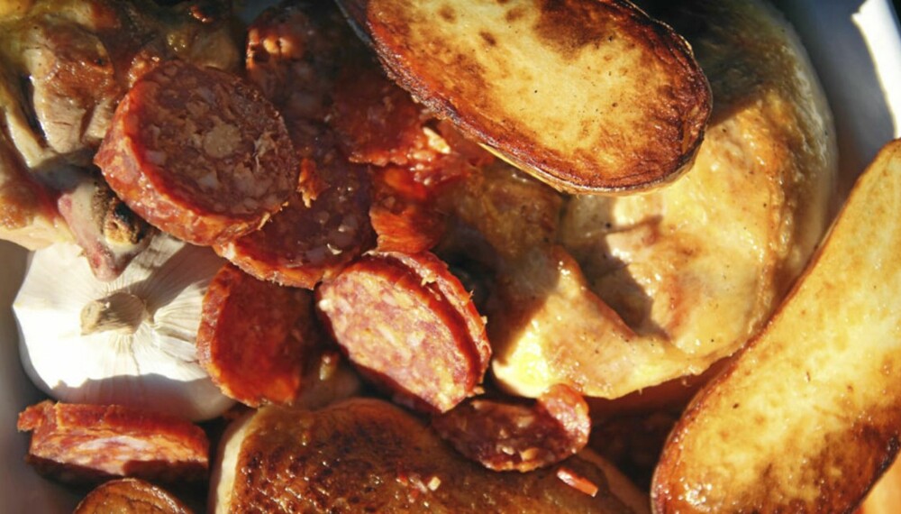 OPPSKRIFT PÅ KYLLING: En enkel måte å få mye smak er å bake den sammen med chorizo. OPPSKRIFT PÅ KYLLING: En enkel måte å få mye smak er å bake den sammen med chorizo.