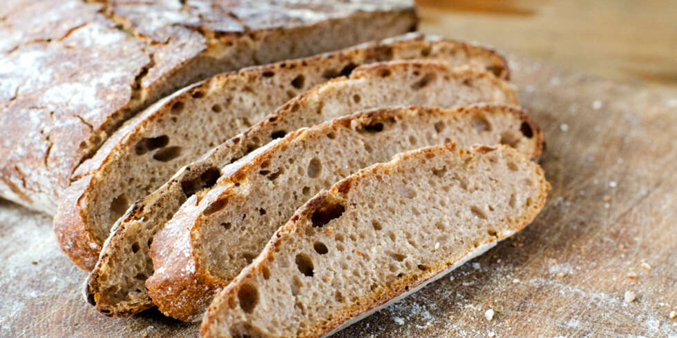 OPPSKRIFT PÅ SURDEIGSBRØD MED RUG: Bak saftig rugbrød med surdeig! OPPSKRIFT PÅ SURDEIGSBRØD MED RUG: Bak saftig rugbrød med surdeig!